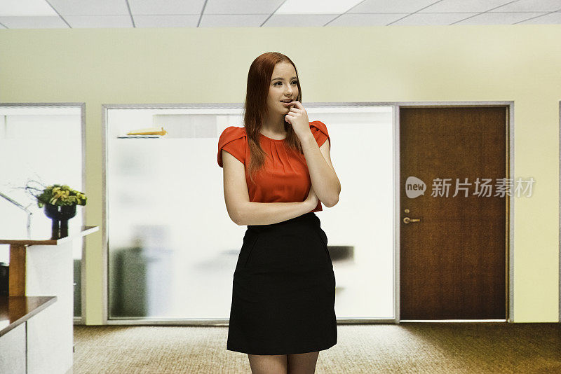 镜头前，18-19岁的红发年轻女性/年轻女孩/经理/女商人/商人/企业家穿着商务休闲装/时髦休闲装/家具/领导/大厅站在办公室里